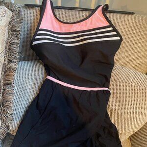 Miraclesuit One Piece Blk & Pink swimsuit in sz12 with matching pull on skirt